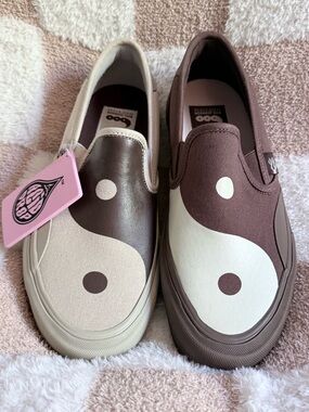 Straye Vista XR Boo Johnson One Live II Acid Drop Brown Yin Yang Slip-Ons [NWT]